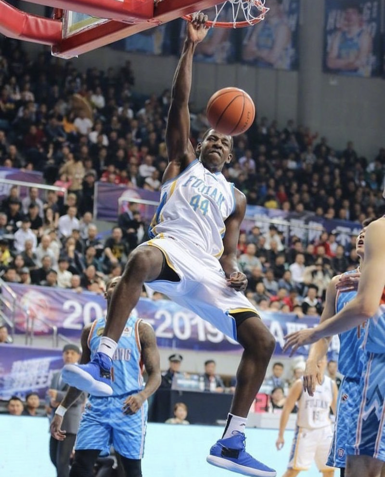 魔术后卫福尼尔在比赛中发挥出色的作用